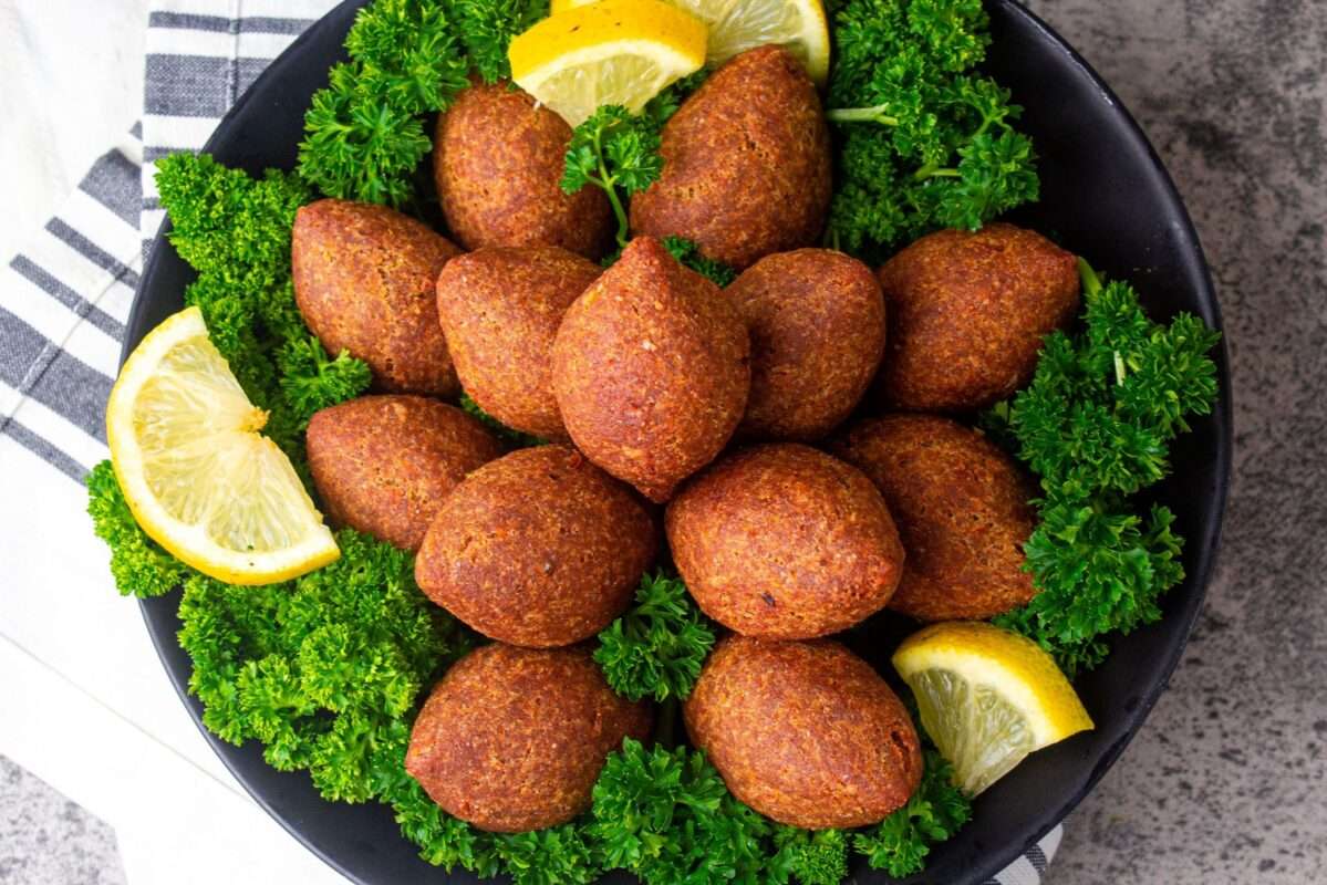 Fried meat and burghul balls stuffed with well-seasoned lean ground beef and pine nuts are the best appetizer to please both eyes and taste buds.