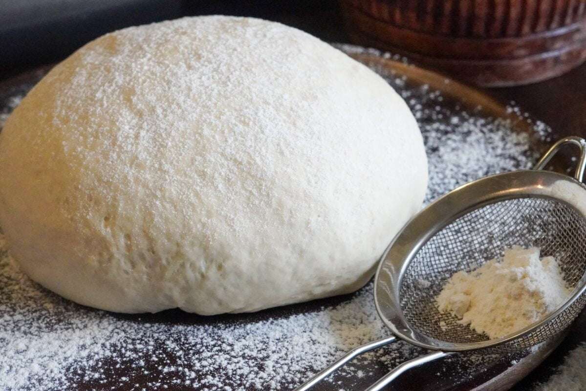 A dough ball topped with some flour. 