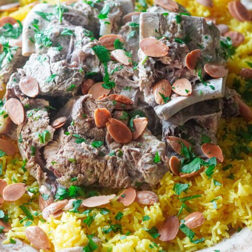 Mansaf is a delicious Jordanian dish with distinct flavors that includes bread, rice, meat, and a rich and tangy yogurt sauce. 